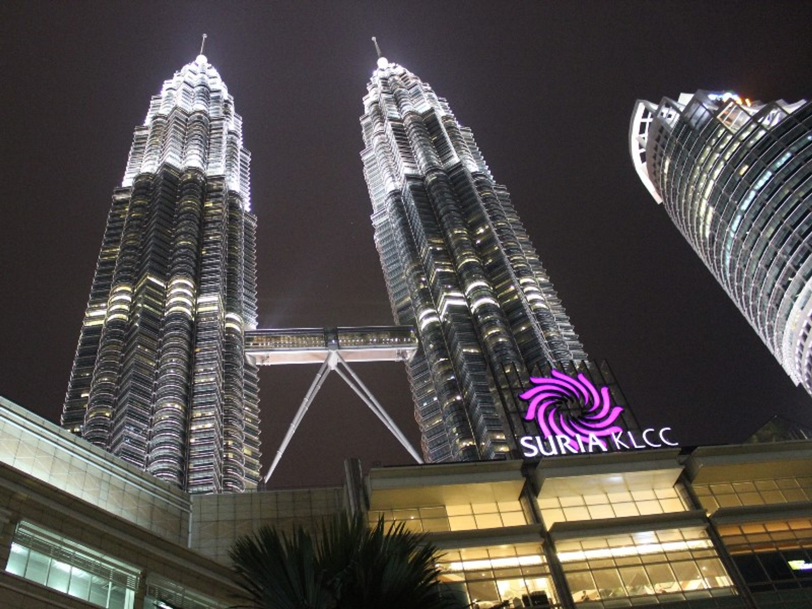 Башни-близнецы Петронас. Фото автора.