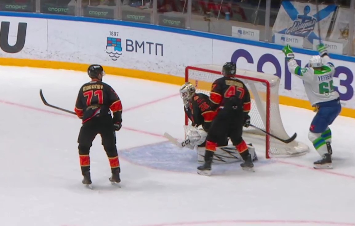 скриншот видео матча.  скриншот видео матча.