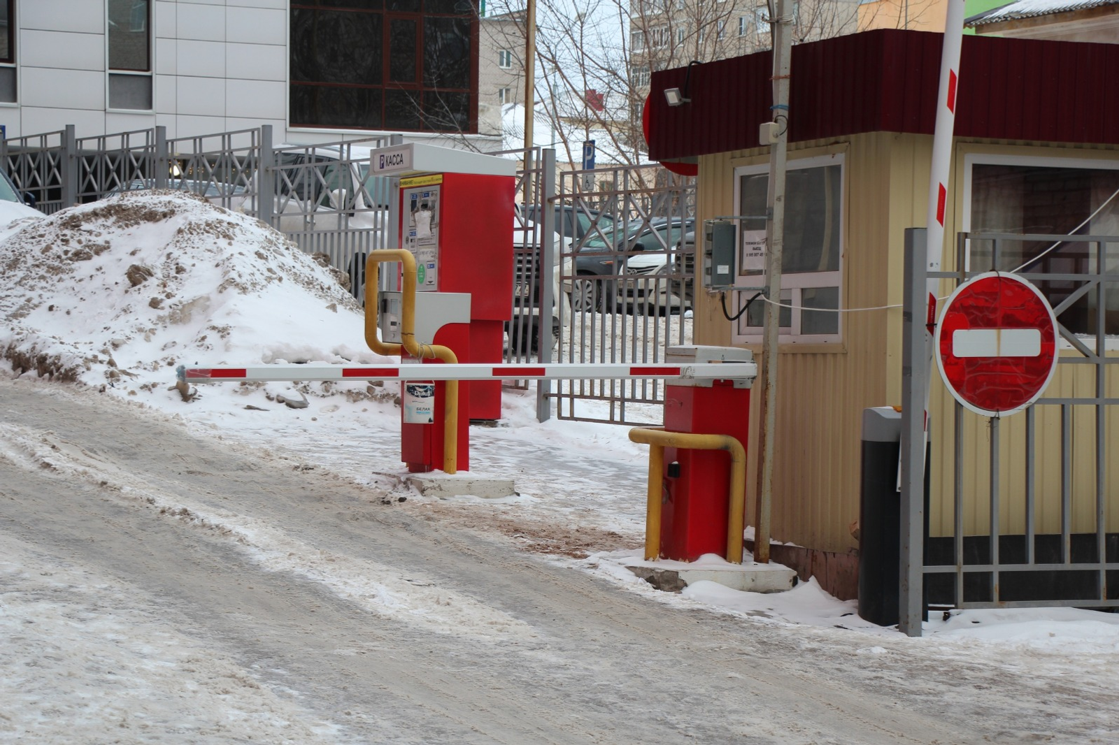 В Уфе незаконно огородили улицу и установили шлагбаум