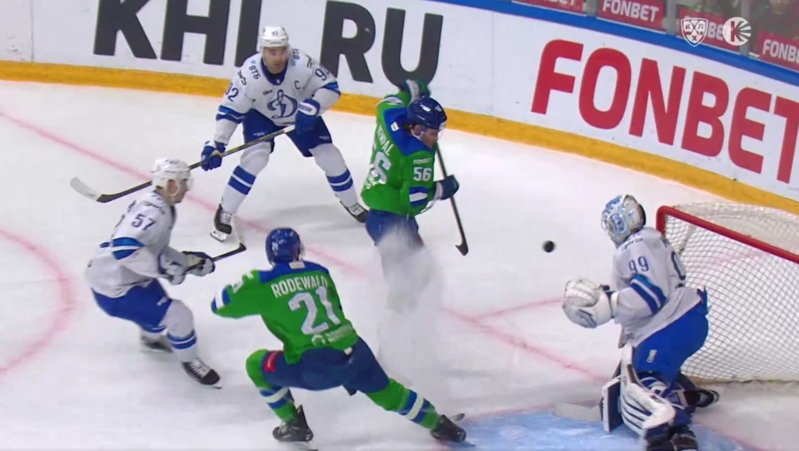 скриншот видео матча.  скриншот видео матча.