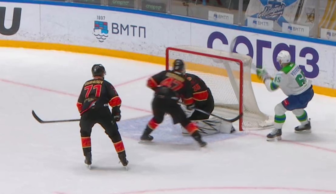 скриншот видео матча.  скриншот видео матча.