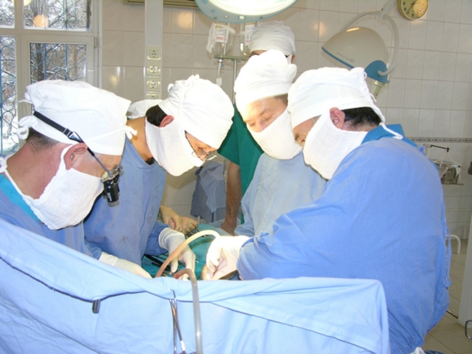 Операция по трансплантации почки. Фото из архива РКБ им. Куватова,