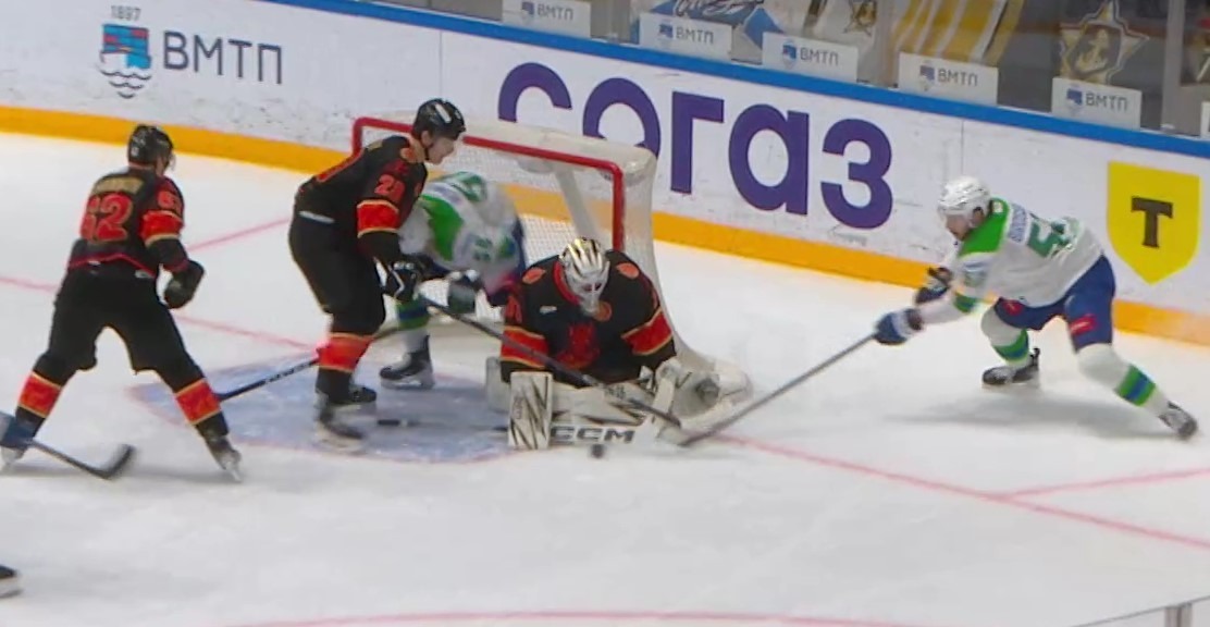 скриншот видео матча.  скриншот видео матча.