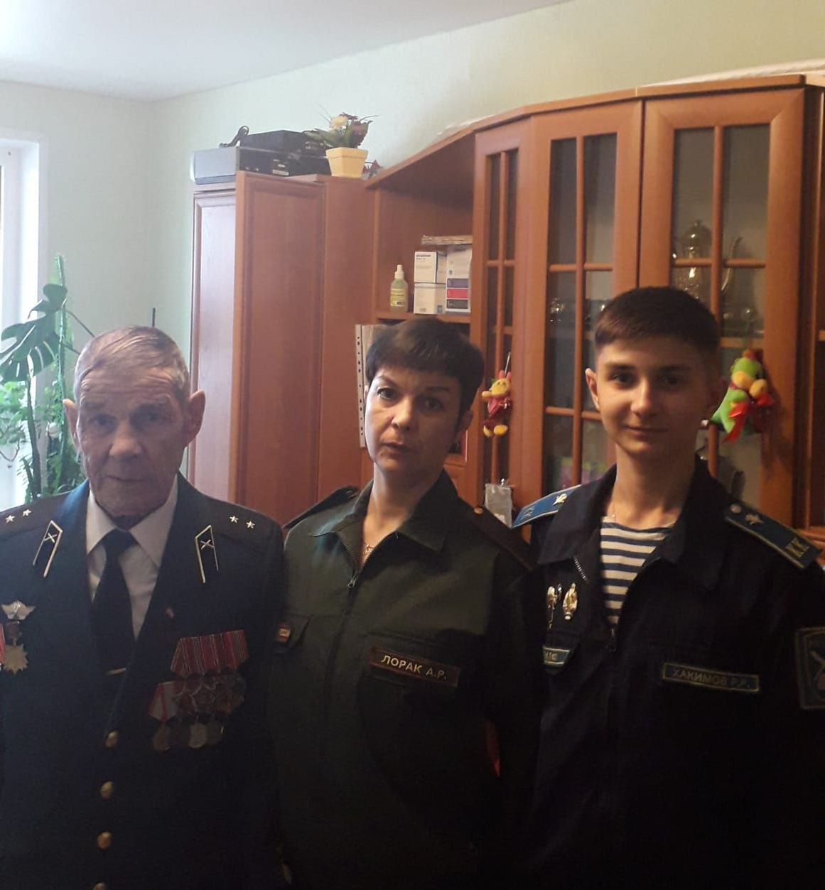 предоставлено Айгуль Ишбулатовой. Роберт с мамой и дедушкой.