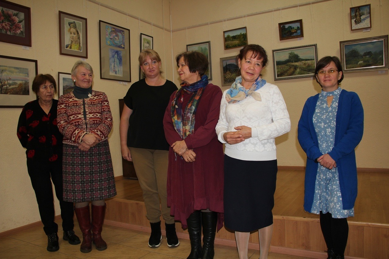 Евгении Сюткиной.  На открытии выставки «Жизнь как творчество».