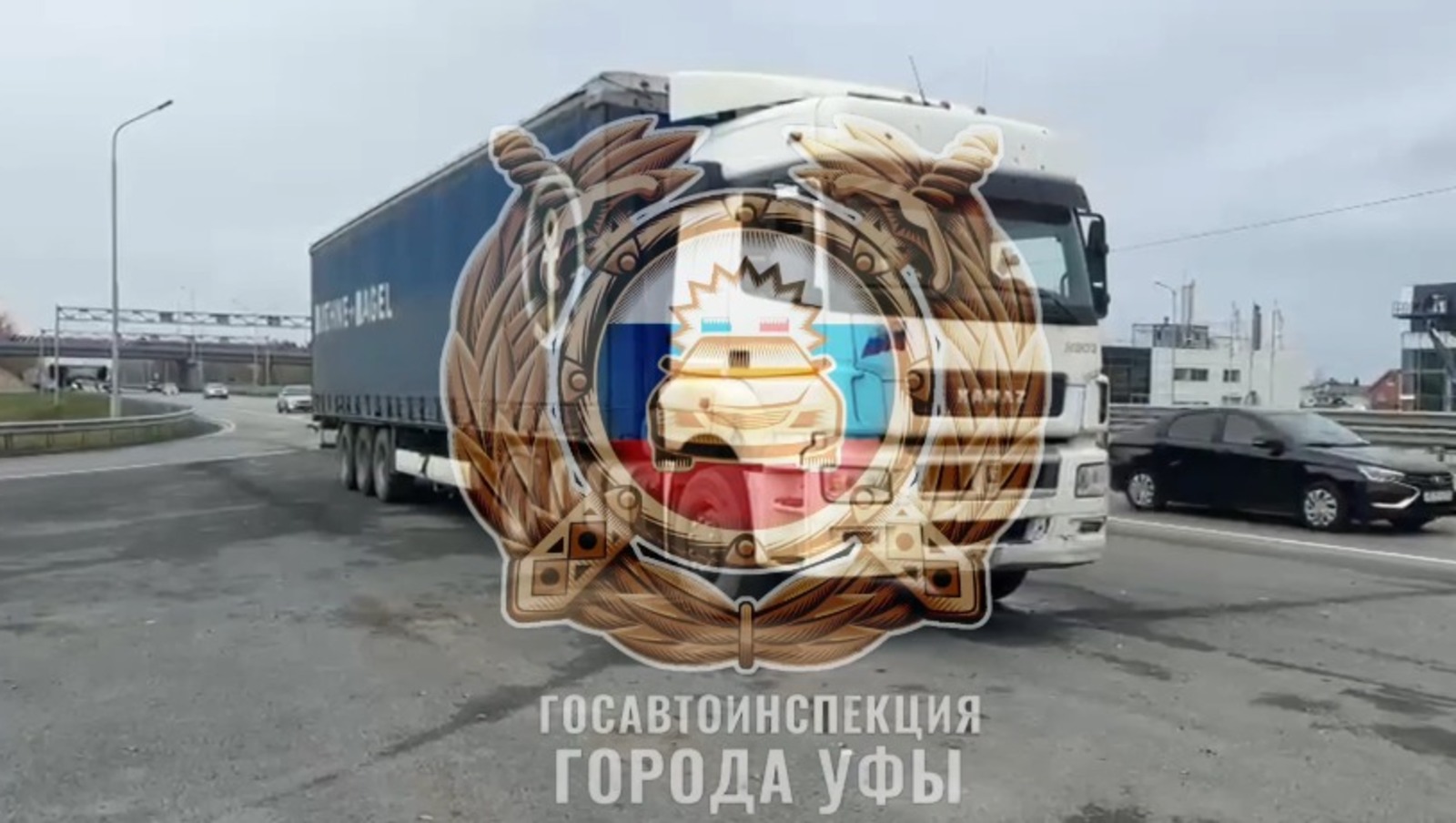 скриншот видео. телеграм-канал Владимира Севастьянова. На въезде в Уфу сотрудники ГАИ задержали подозреваемого в убийстве.