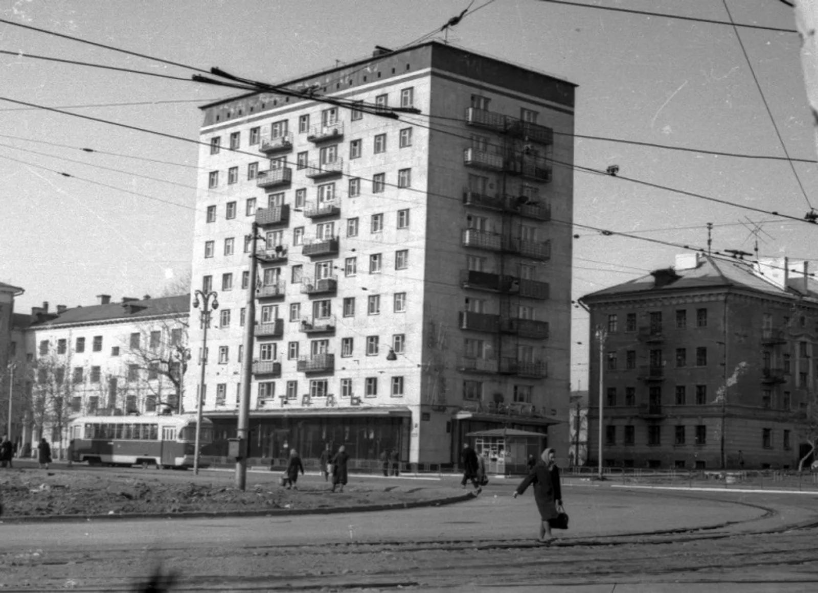 Остановка «Хрусталь» на углу Ленина-Революционной. Фото из семейного архива автора.