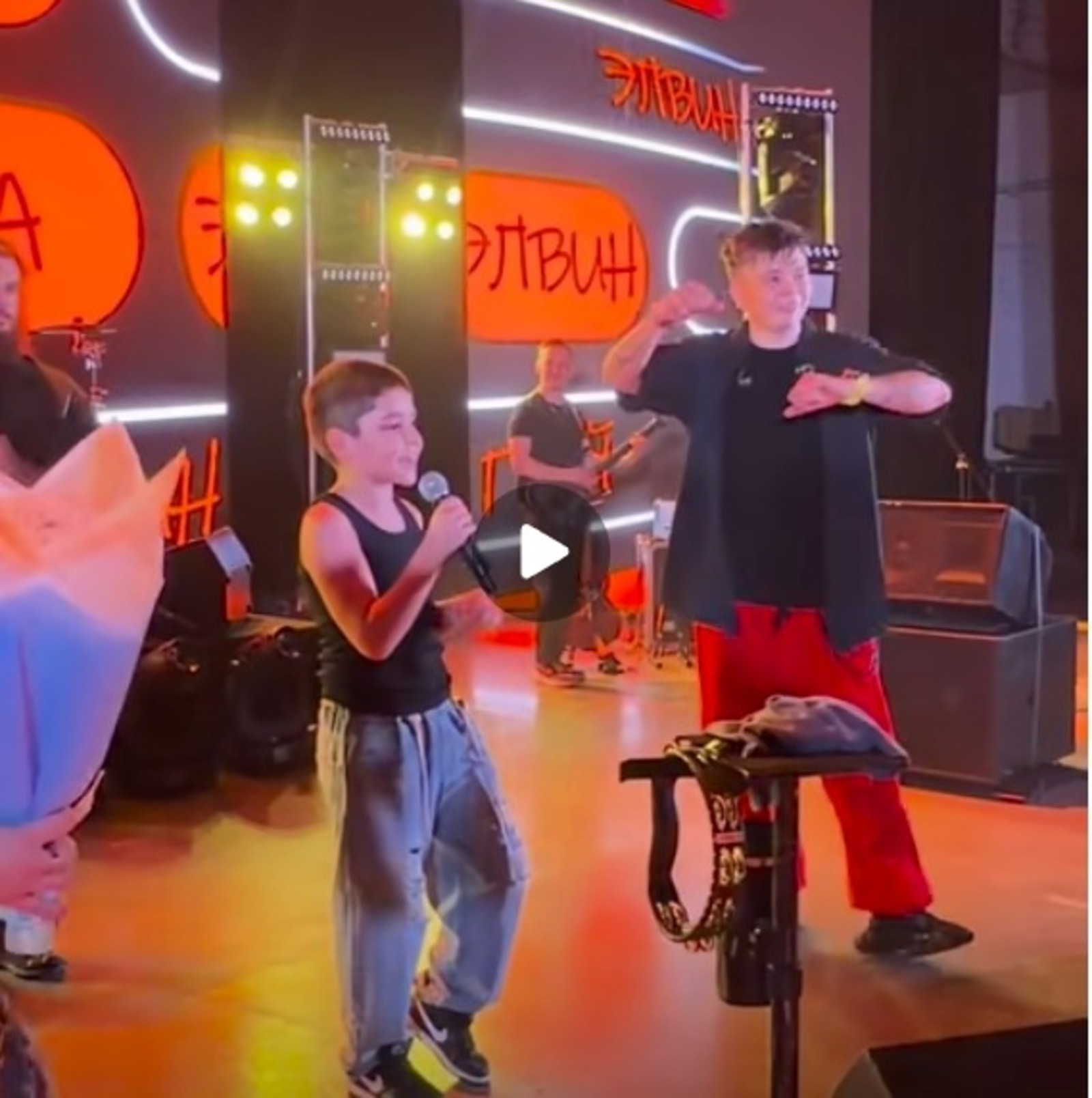 скриншот видео. VK, личная страница Элвина Грея.