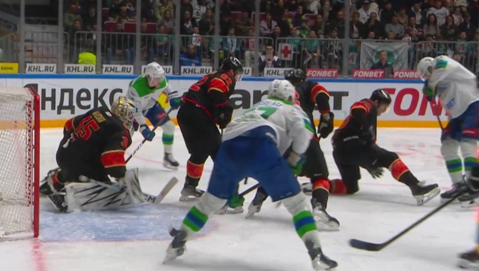 скриншот видео матча.  скриншот видео матча.