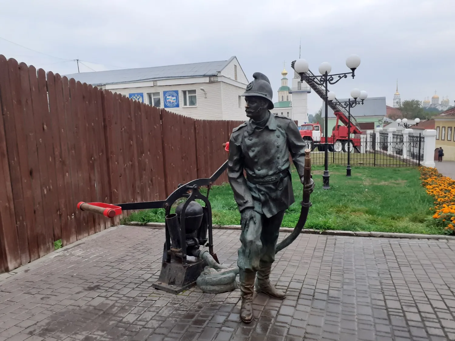 Владимира Шакиева.  Памятник пожарному.