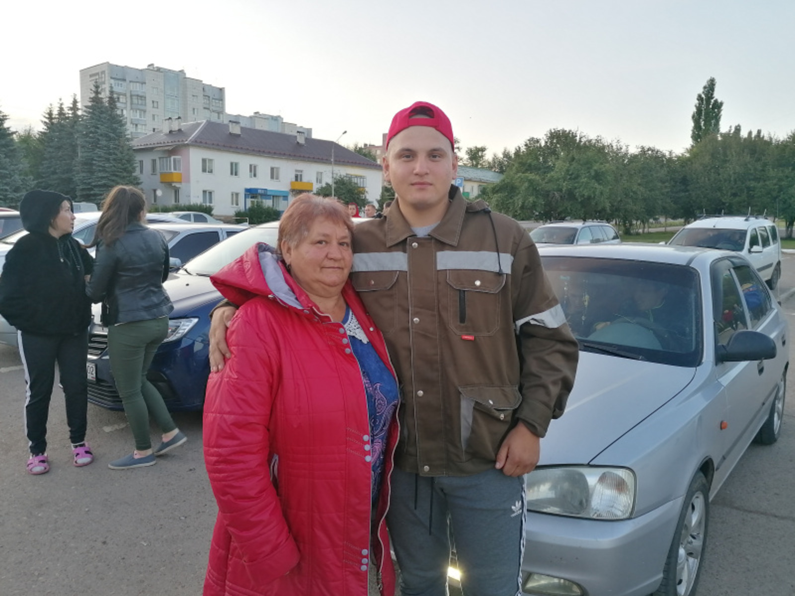 Призывник Артур Каримов с мамой. Фото предоставлено автором.