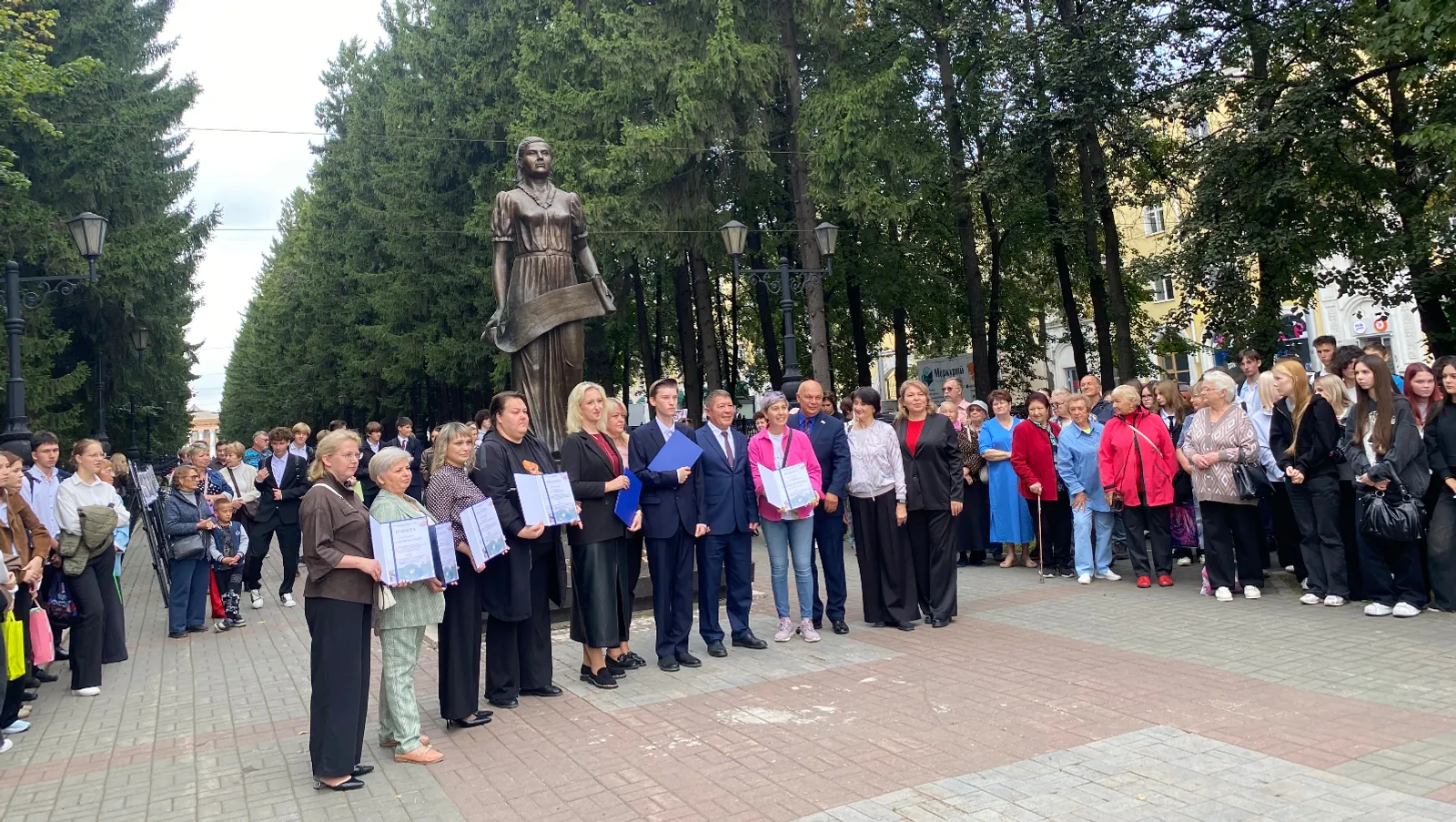 автора. «Общественная электронная газета».