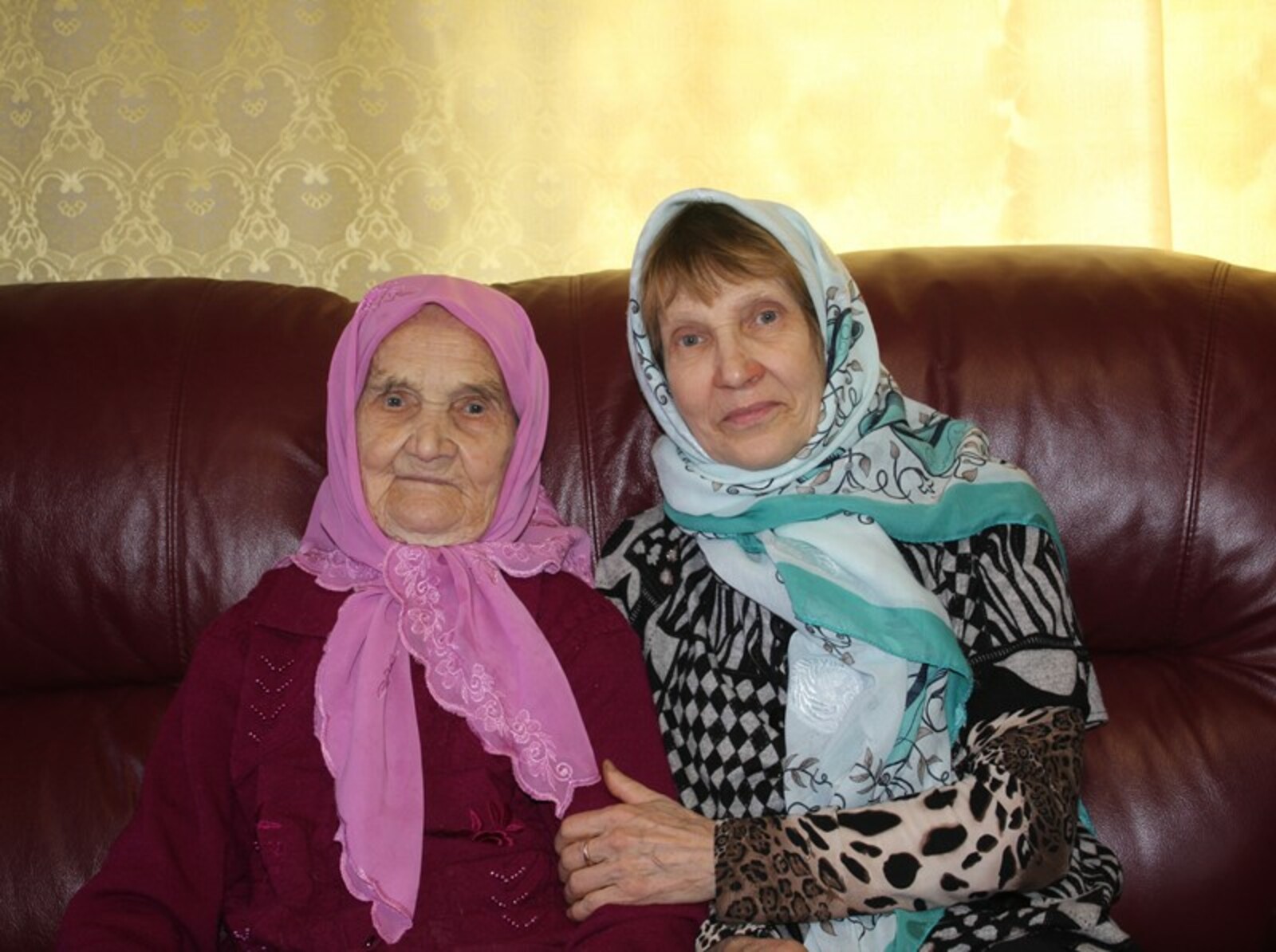 Нагима-апа с дочерью Луизой. Фото автора.