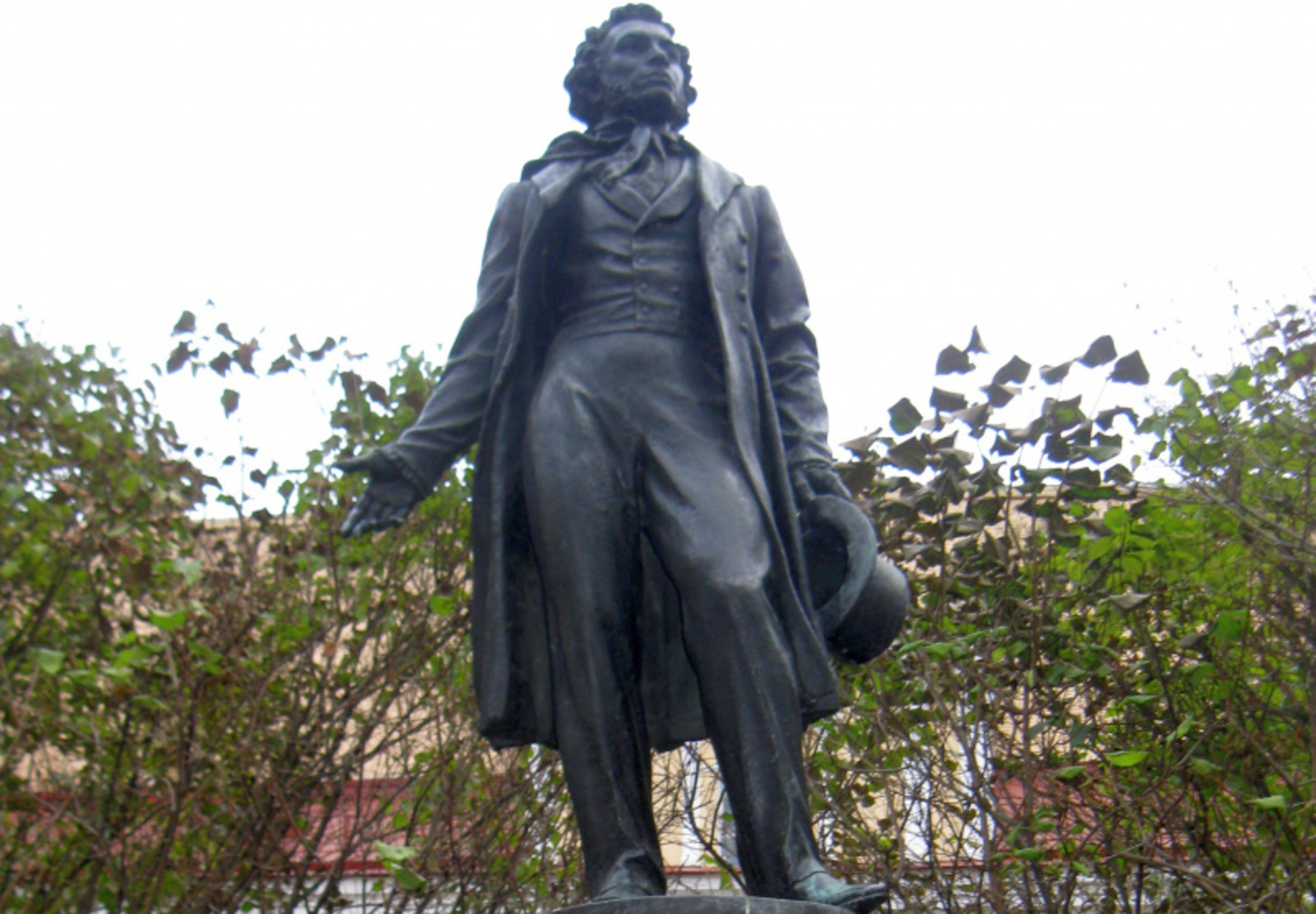 Памятник Пушкину перед его домом-музеем в Санкт-Петербурге, фото автора.
