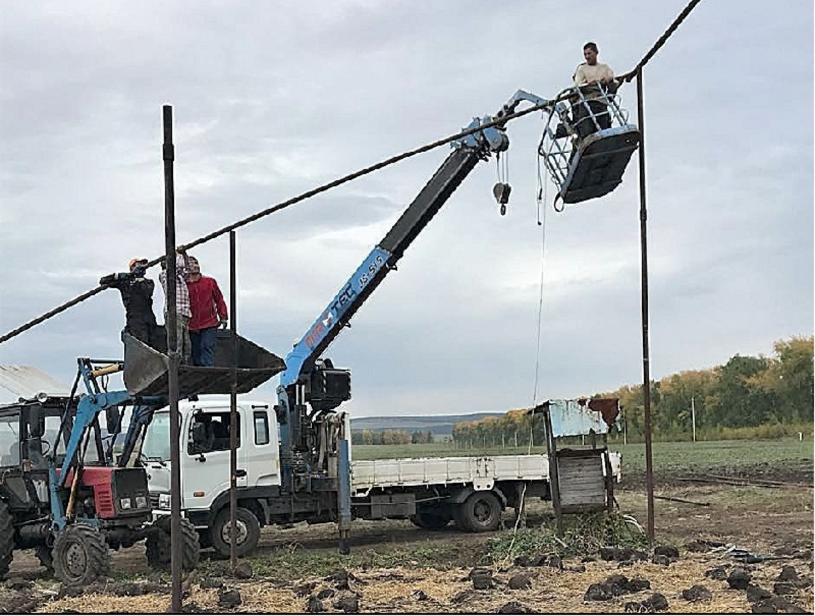 Идет монтаж сферических теплиц. Фото автора.