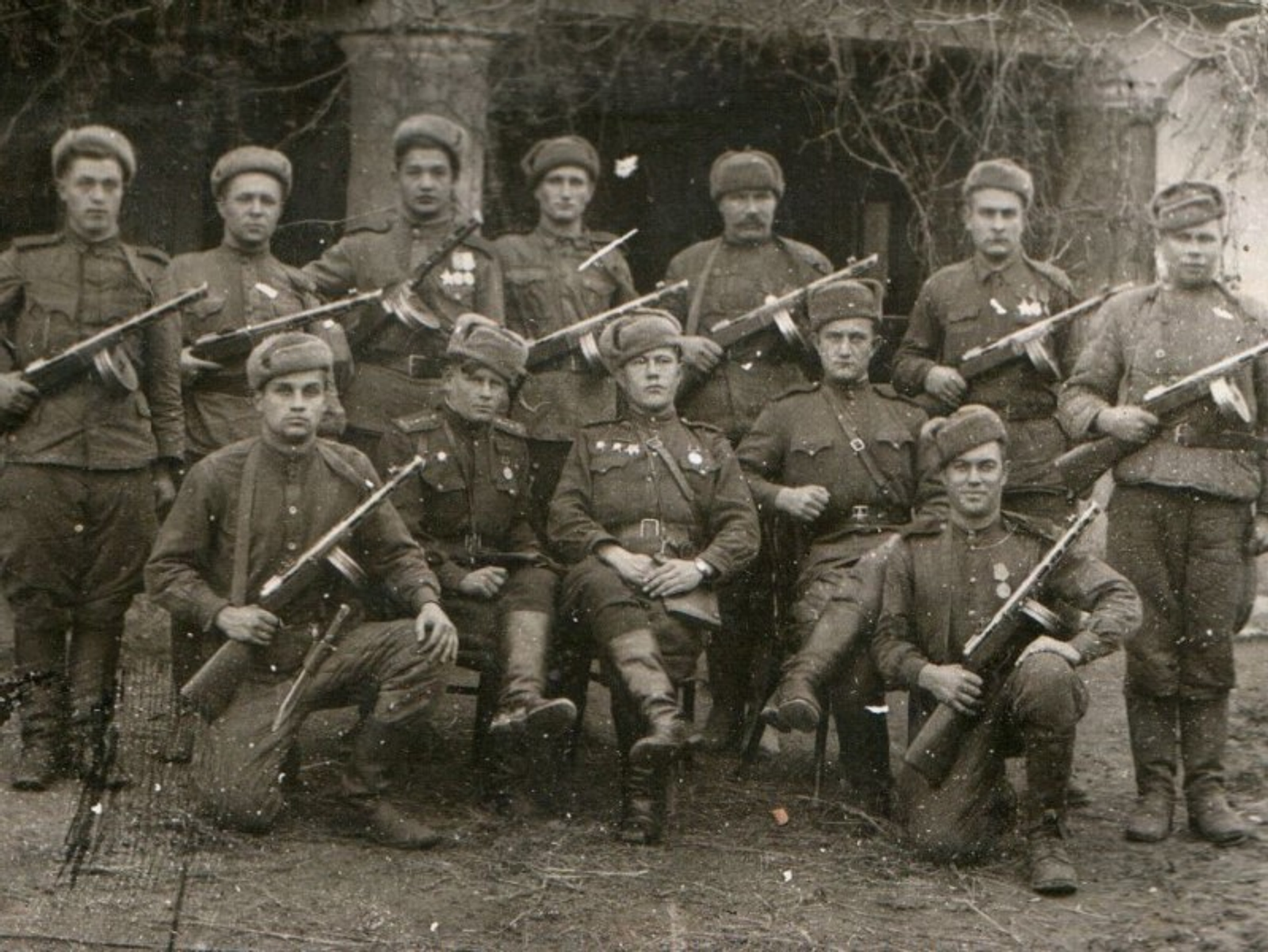 Разведчики.1944 год. Фото предоставлено автором.