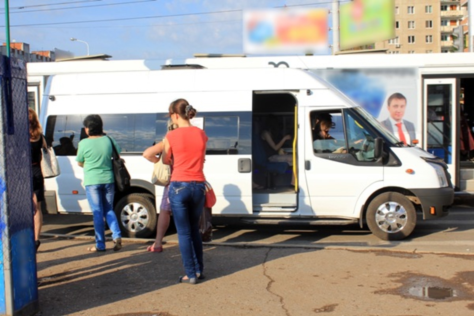 На фото: пешеходный переход на перекрестке улиц Жукова - Бикбая.