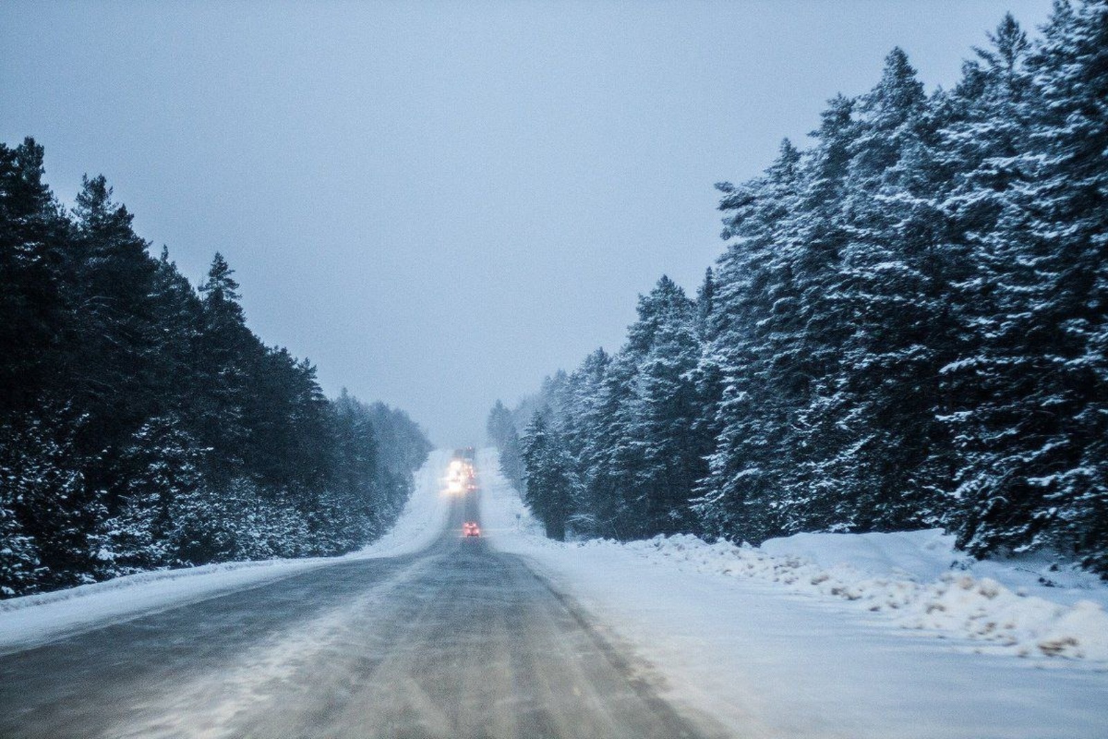 Заснеженная дорога. Зимняя дорога. Трасса зима. Зимняя дорога трасса.