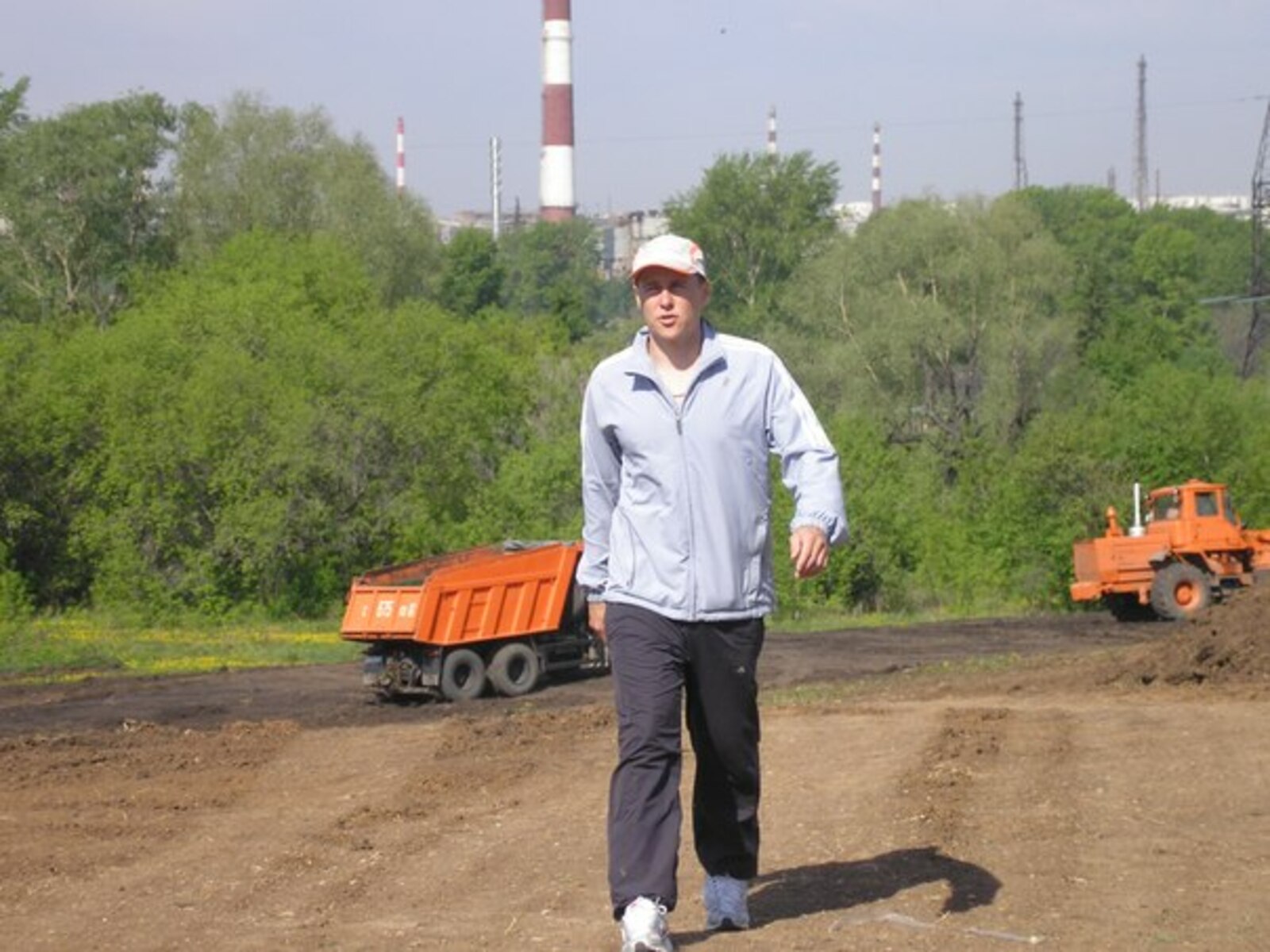 На фото: Николай Красников на строящейся трассе в Тимашево.
