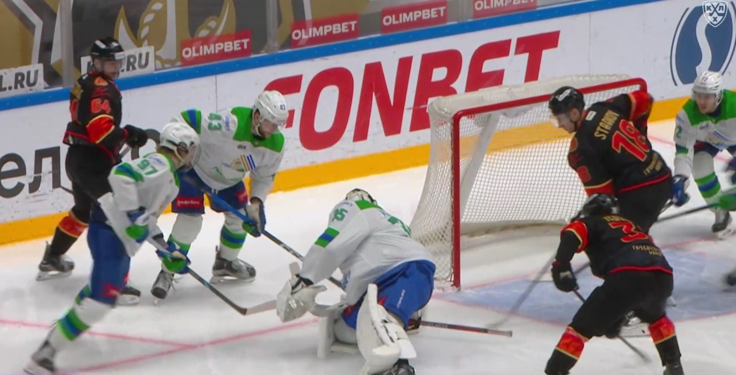 скриншот видео матча.  скриншот видео матча.