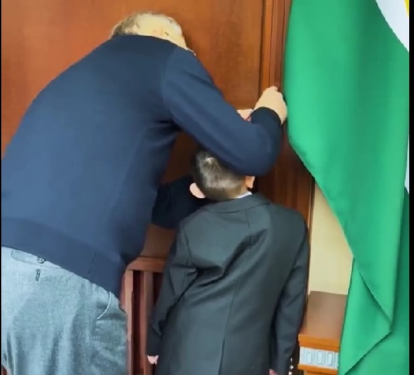 скриншот видео c личной страницы Радия Хабирова в соцсети. скриншот видео c личной страницы Радия Хабирова в соцсети.