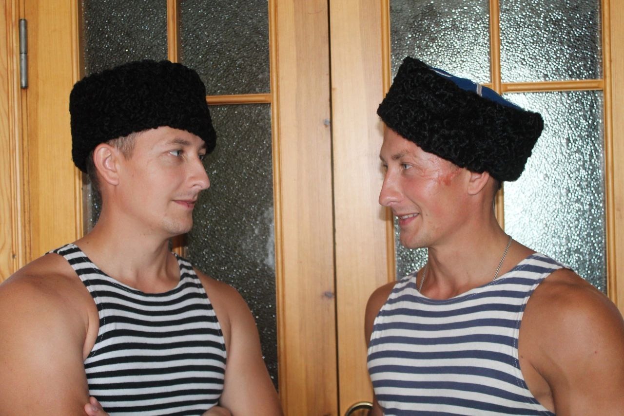 с братом-близнецом. Фото предоставлено Александром Карпуниным.