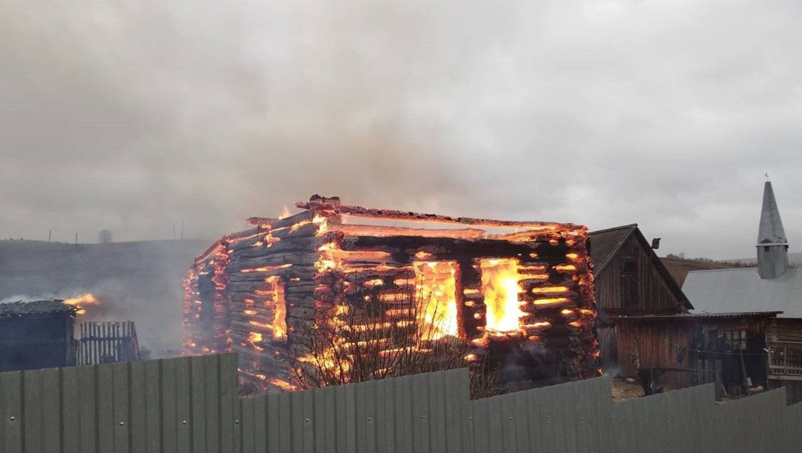 предоставлено пресс-службой ГУ МЧС России по РБ. телеграм-канал ГУ МЧС РФ по РБ. 19 ноября в деревне Татарский Урюш в Караидельском районе сгорел жилой дом.
