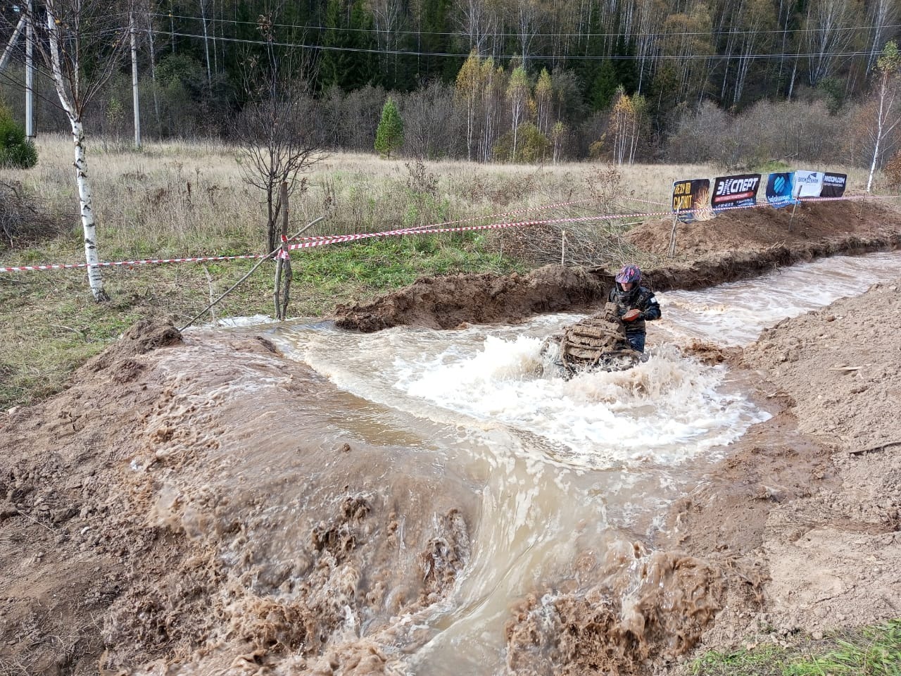 Евгении Сюткиной.  Анастасия Комлева тестирует грязевую яму.